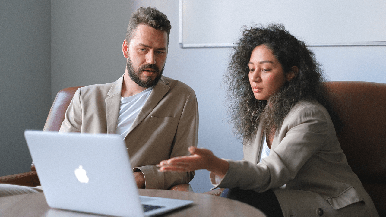Qual a melhor alternativa ao hostinger para criar landing pages?